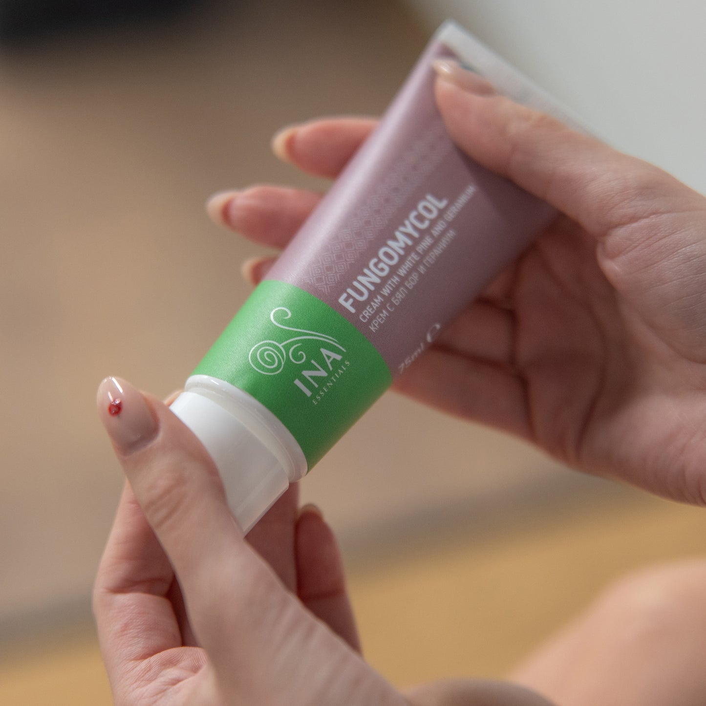 Crema 2 en 1 para hongos en las uñas y piel seca y agrietada - con Pino blanco, Urea y Geranio