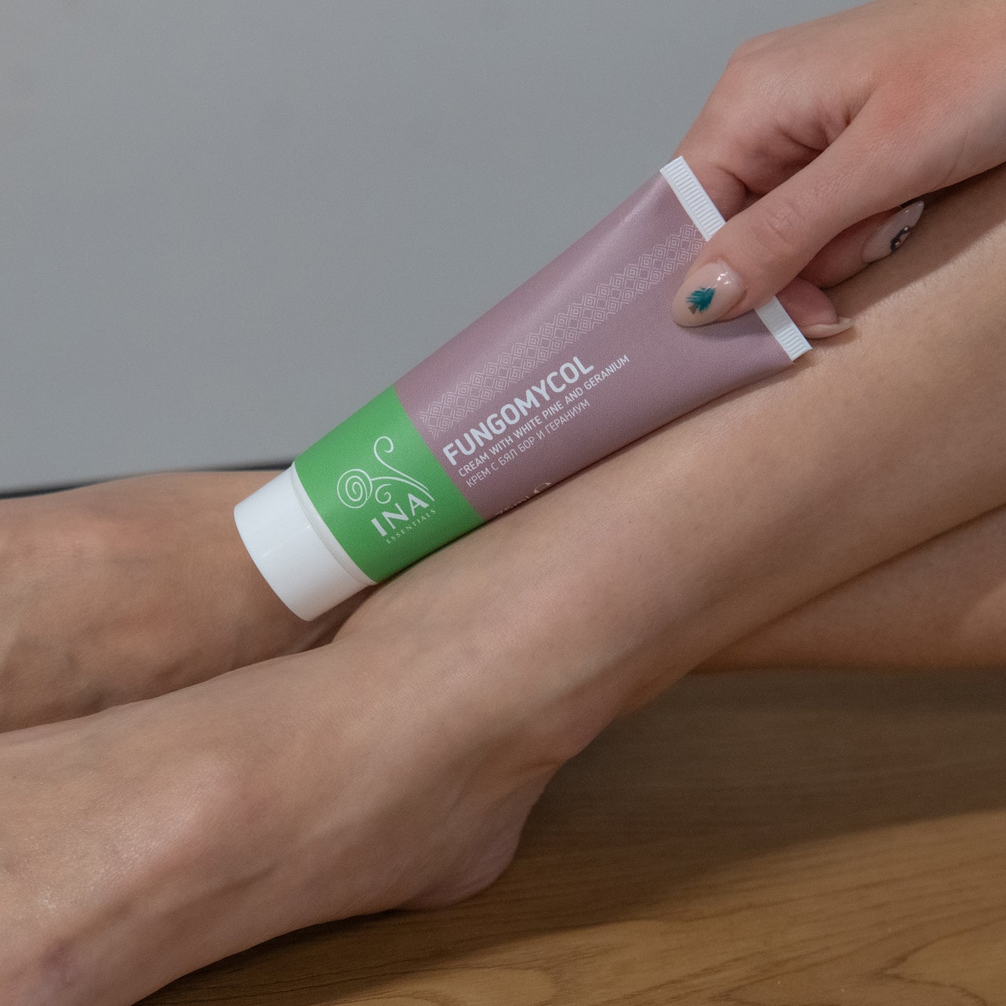 Crema 2 en 1 para hongos en las uñas y piel seca y agrietada - con Pino blanco, Urea y Geranio