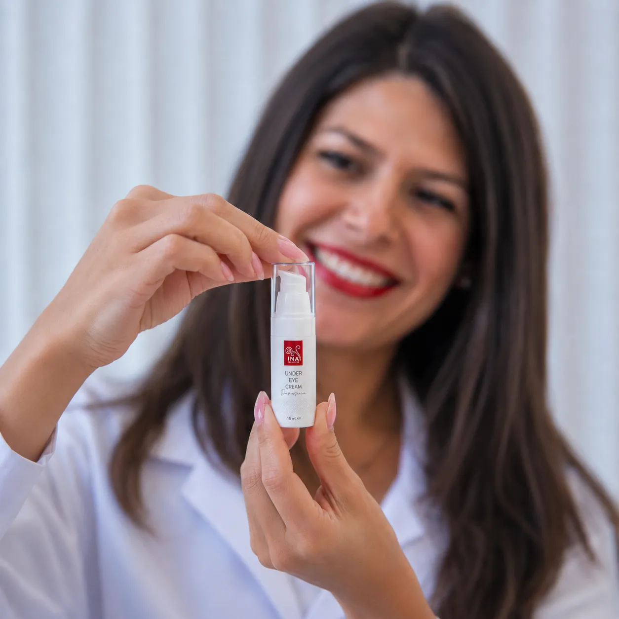 Compre 1 Crema Facial Hidratante y 1 Suero Antiedad, Llévese 1 Crema Contorno de Ojos Gratis